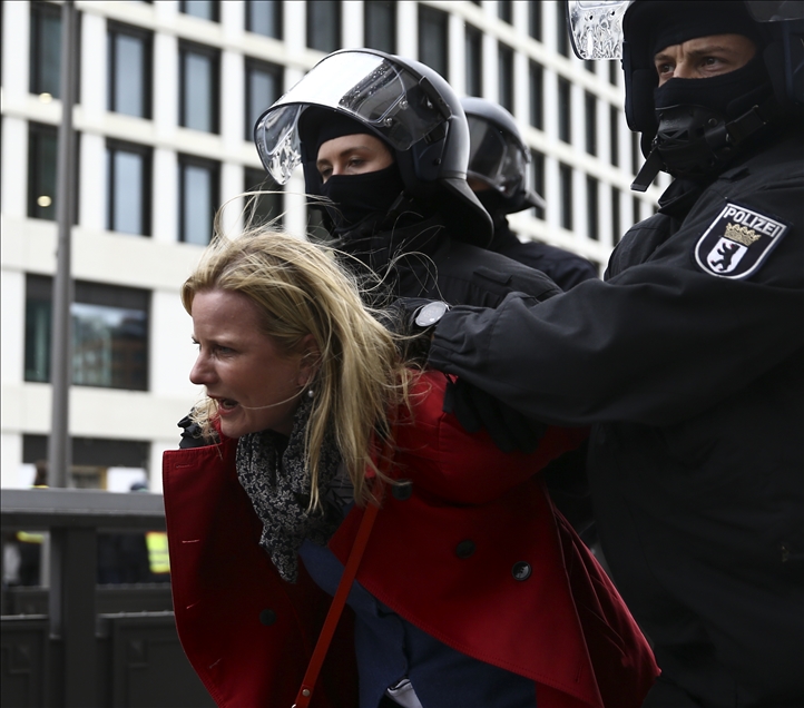 Berlin'de Kovid-19 protestocuları gözaltına alındı
