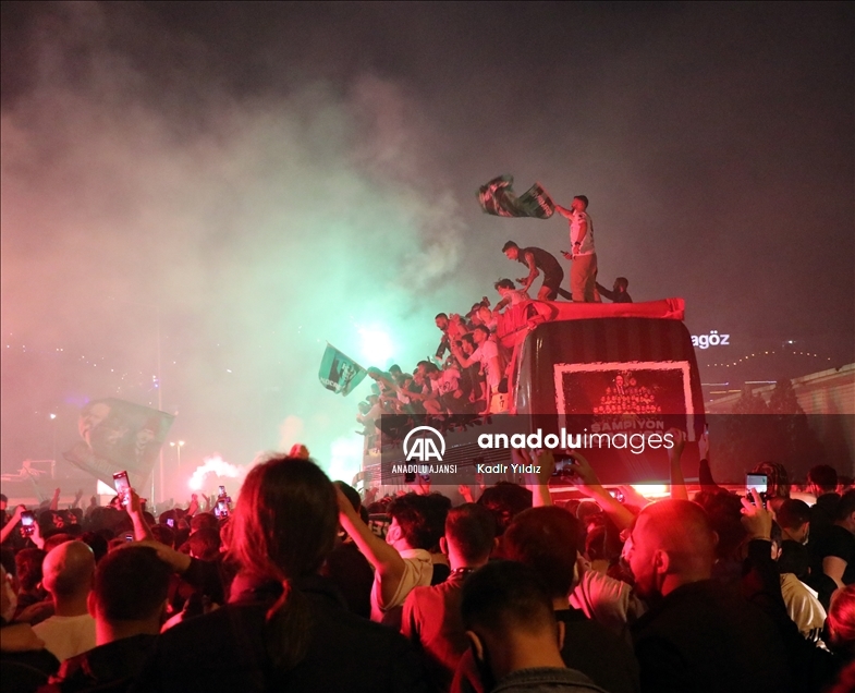 TFF 1. Lig'e yükselen Kocaelispor'u kentte taraftarlar karşıladı