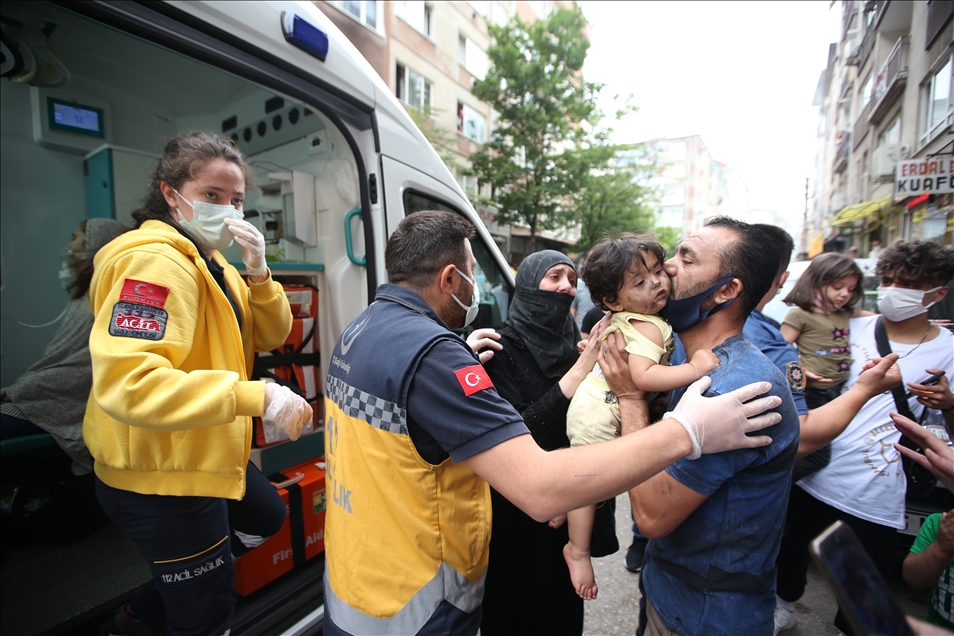 Bursa'da bir apartmanda çıkan yangında 4 kişi dumandan etkilendi
