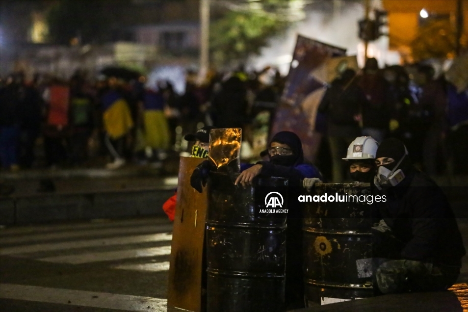Enfrentamientos entre manifestantes y el Esmad cuando se cumple un mes de paro en Colombia