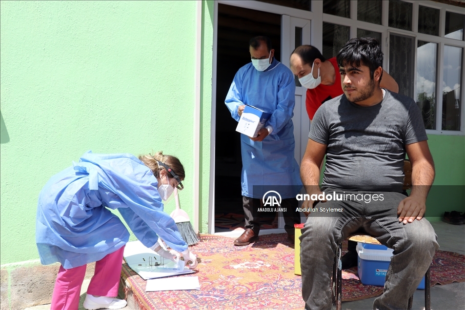 Sağlık ekipleri kırsaldaki engelli vatandaşları aşılamak için yoğun çaba harcıyor
