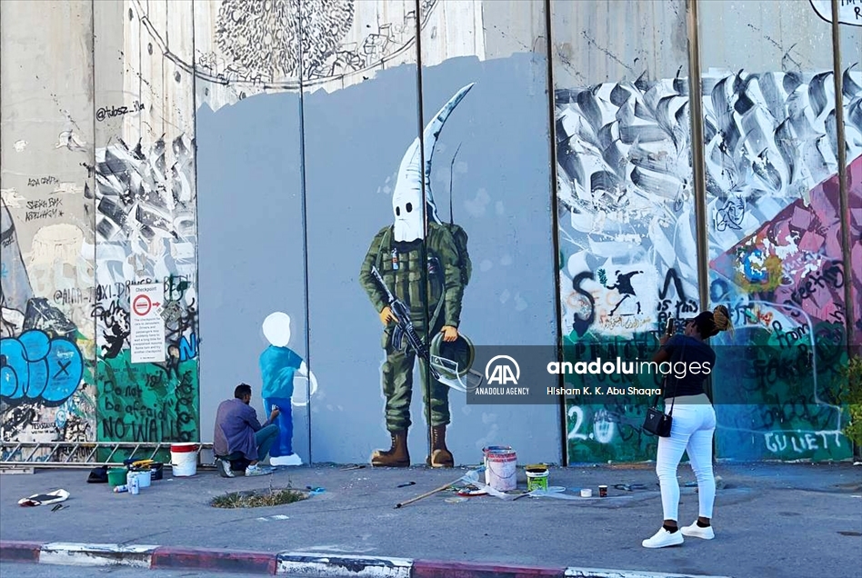 Palestinian painter displays the violations of Israeli soldiers