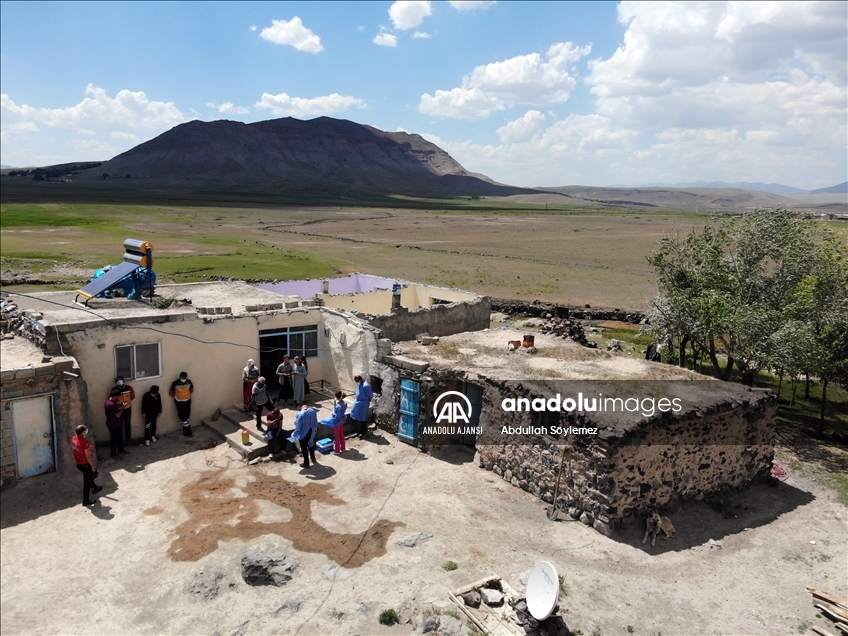 Sağlık ekipleri kırsaldaki engelli vatandaşları aşılamak için yoğun çaba harcıyor