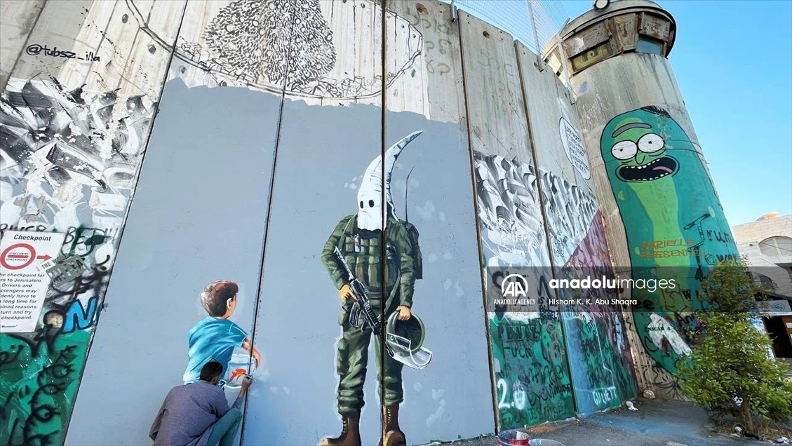 Palestinian painter displays the violations of Israeli soldiers