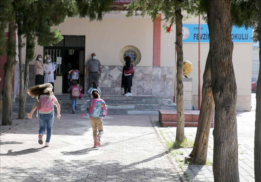 Sivas'ta yeni normalleşme süreciyle okullarda yüz yüze eğitime başlandı