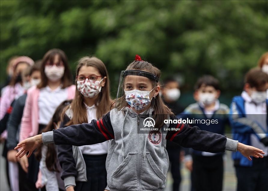 Kademeli normalleşme süreciyle ilkokullarda ve ana sınıflarında yüz yüze eğitim başladı