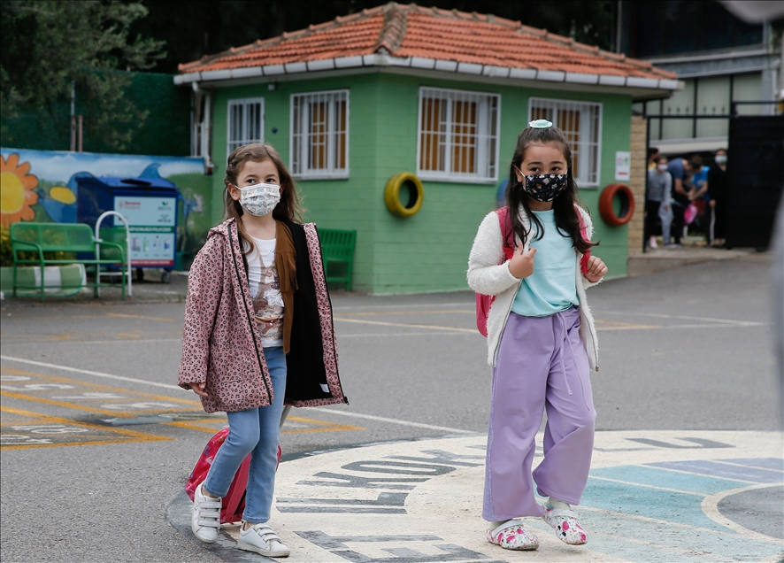 Kademeli normalleşme süreciyle okullarda yüz yüze eğitime başlandı