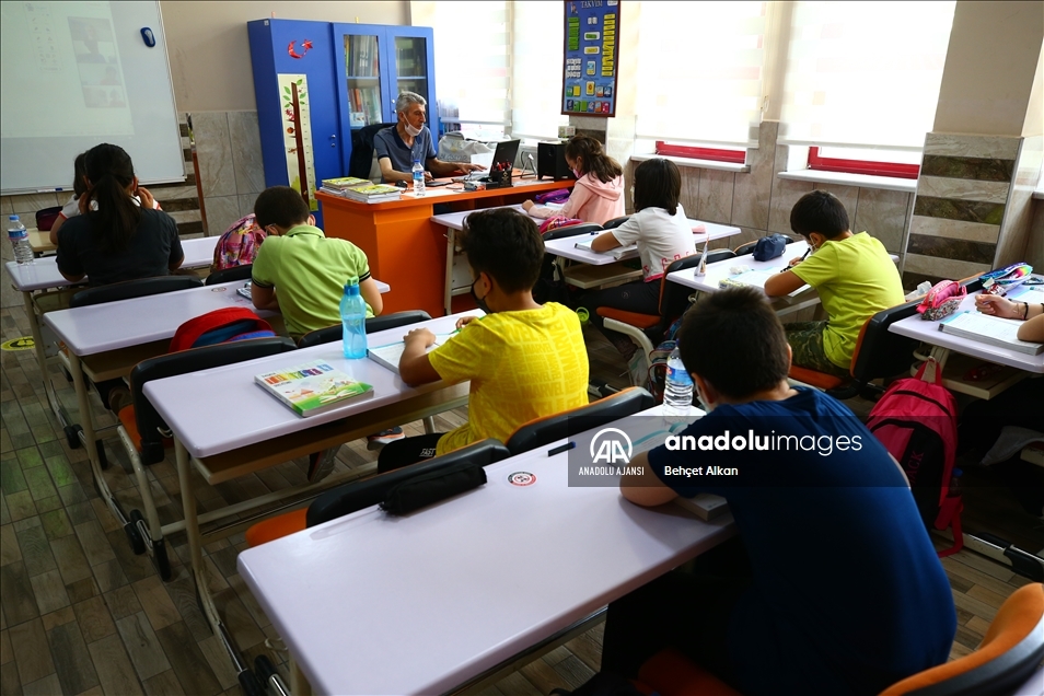 Nevşehir'de yeni normalleşme süreciyle okullarda yüz yüze eğitime başlandı