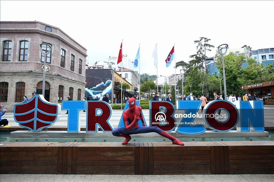 "Örümcek Adam" tatilini memleketinde geçiriyor