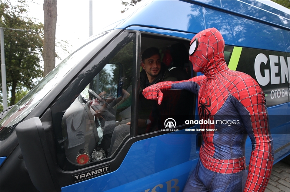 "Örümcek Adam" tatilini memleketinde geçiriyor