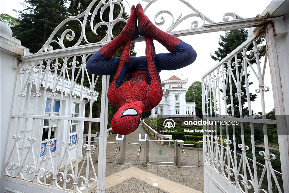 "Örümcek Adam" tatilini memleketinde geçiriyor