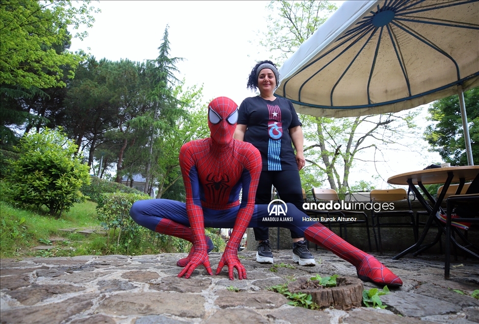 "Örümcek Adam" tatilini memleketinde geçiriyor