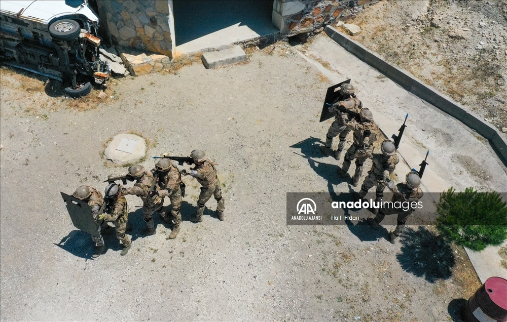 Yerleşim birimlerindeki terör operasyonları için eğitim alan ilk kadın astsubay göreve hazır