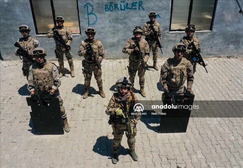 Yerleşim birimlerindeki terör operasyonları için eğitim alan ilk kadın astsubay göreve hazır