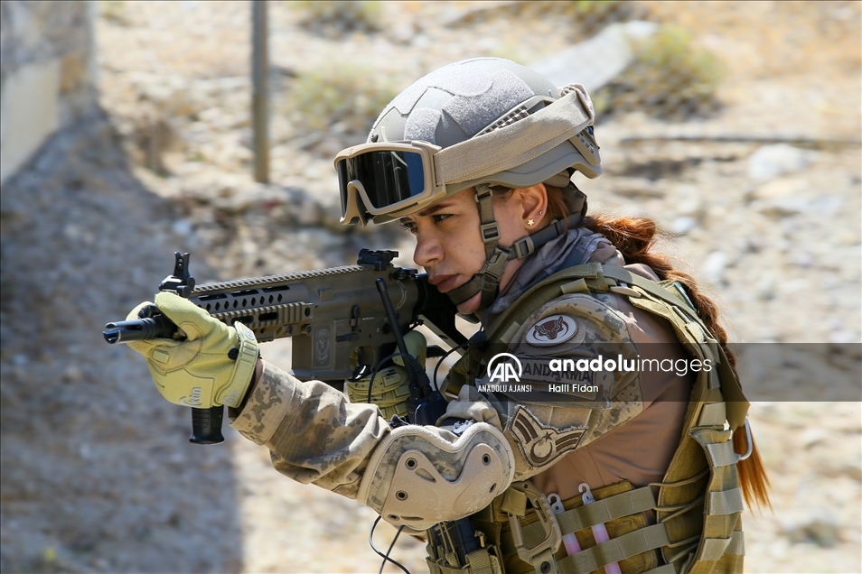 Yerleşim birimlerindeki terör operasyonları için eğitim alan ilk kadın astsubay göreve hazır