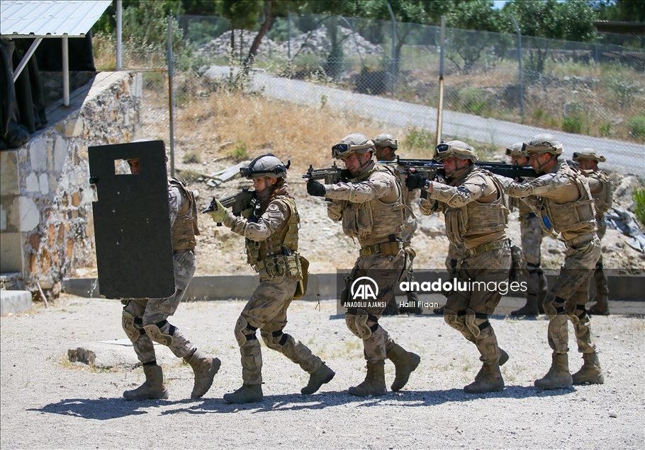 Yerleşim birimlerindeki terör operasyonları için eğitim alan ilk kadın astsubay göreve hazır