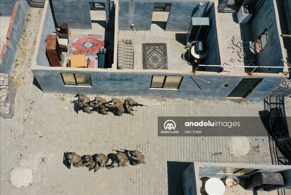 Yerleşim birimlerindeki terör operasyonları için eğitim alan ilk kadın astsubay göreve hazır