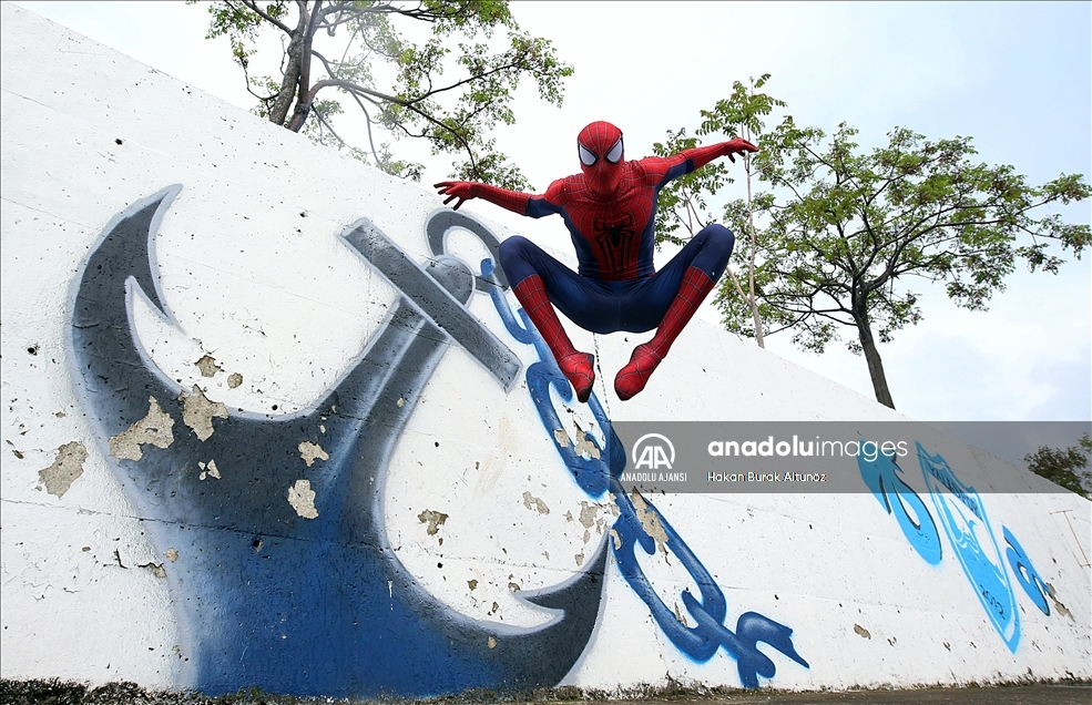 "Örümcek Adam" tatilini memleketinde geçiriyor