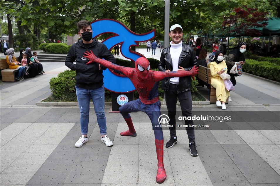 "Örümcek Adam" tatilini memleketinde geçiriyor