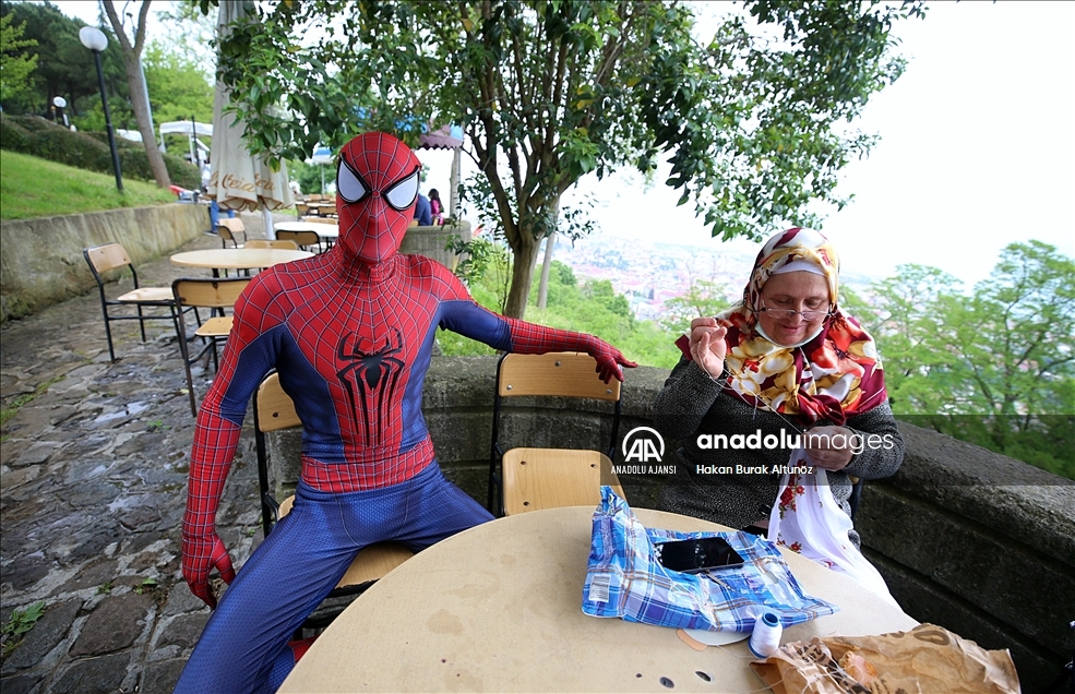 "Örümcek Adam" tatilini memleketinde geçiriyor