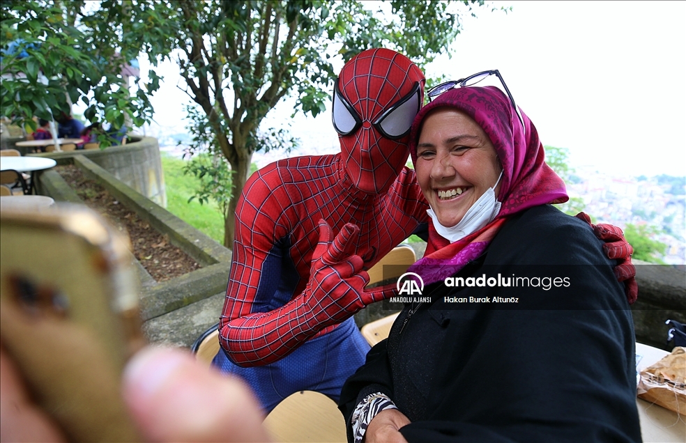 "Örümcek Adam" tatilini memleketinde geçiriyor