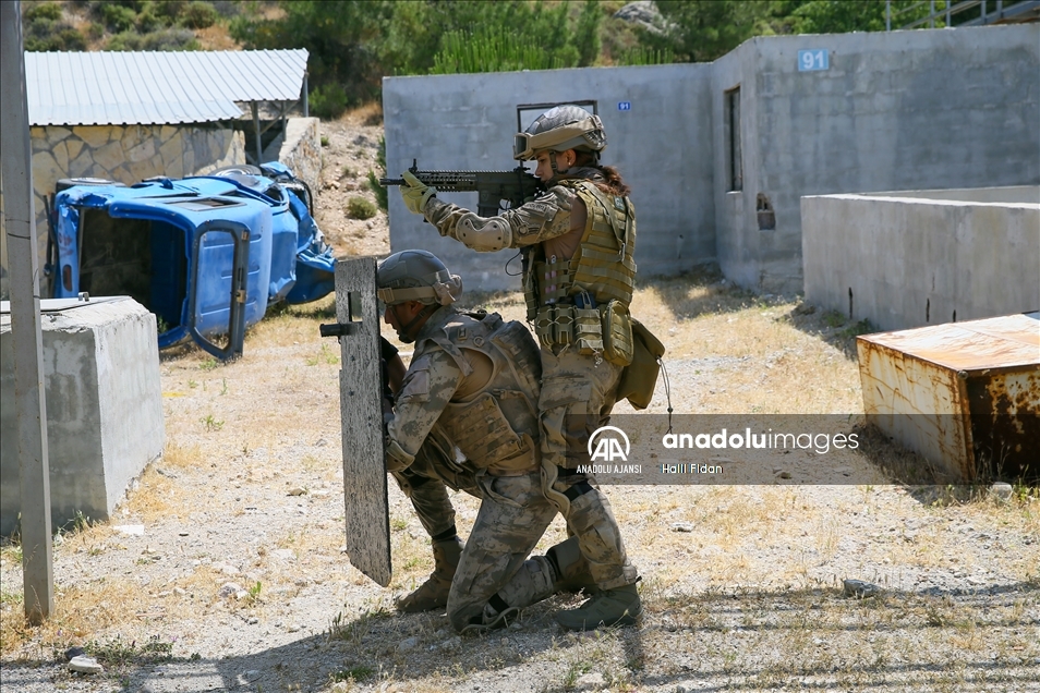 Yerleşim birimlerindeki terör operasyonları için eğitim alan ilk kadın astsubay göreve hazır