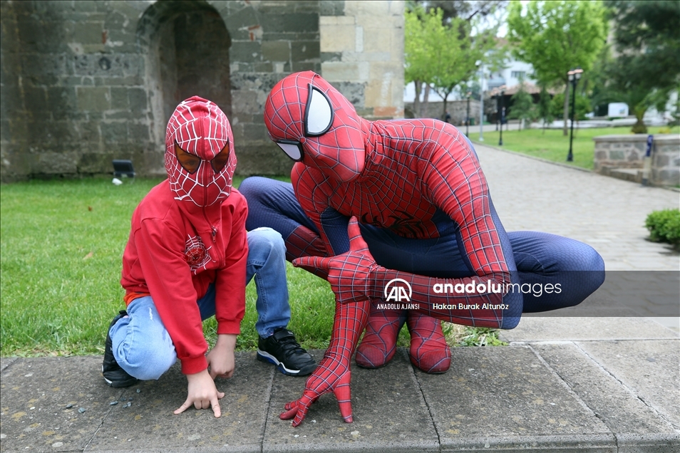 "Örümcek Adam" tatilini memleketinde geçiriyor