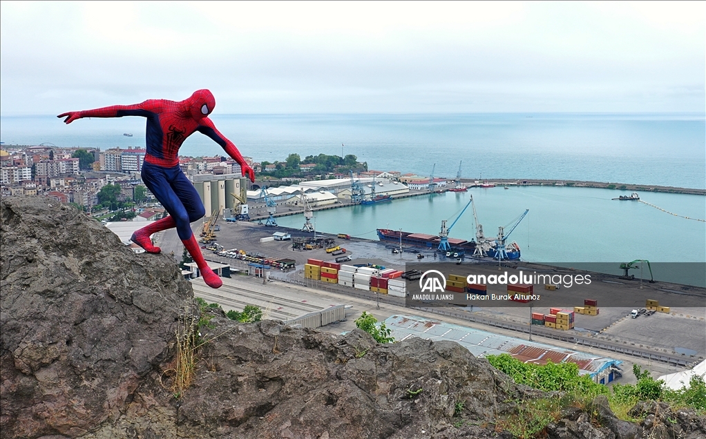 "Örümcek Adam" tatilini memleketinde geçiriyor