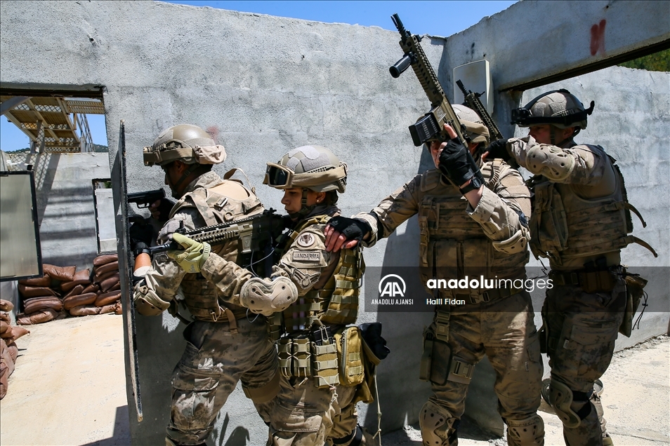 Yerleşim birimlerindeki terör operasyonları için eğitim alan ilk kadın astsubay göreve hazır