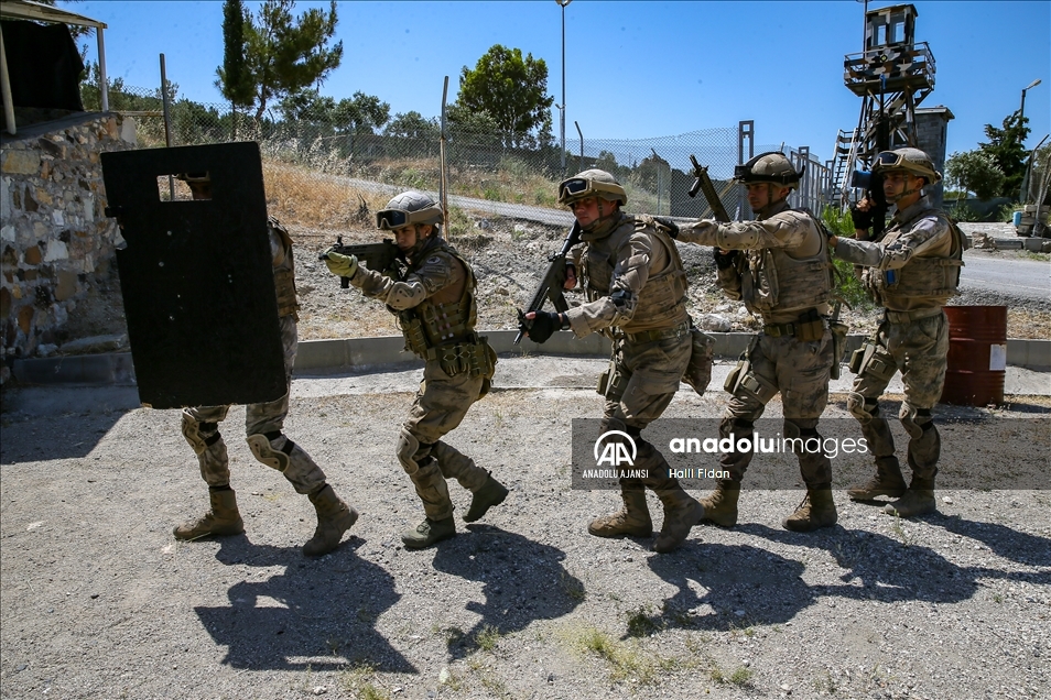 Yerleşim birimlerindeki terör operasyonları için eğitim alan ilk kadın astsubay göreve hazır