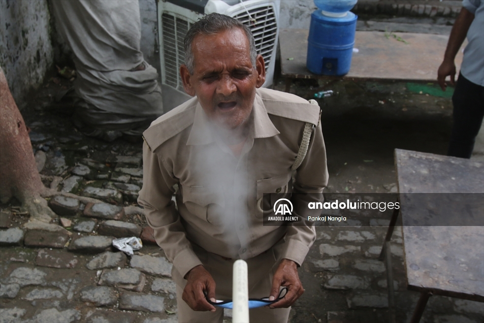 Terapia de vapor a base de hierbas para combatir el COVID-19 en India