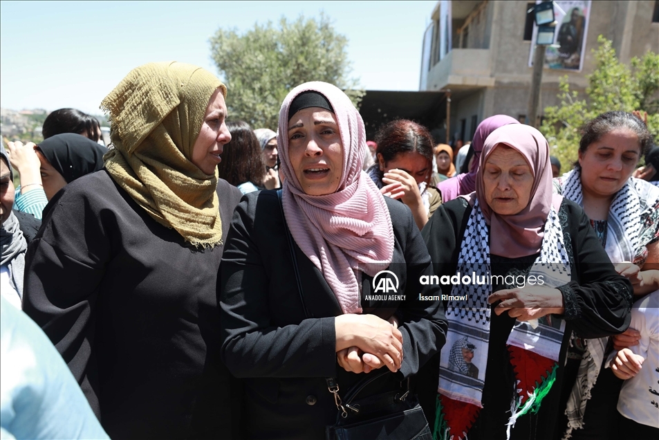 فلسطينيون يشيعون جثمان شهيد فلسطيني بالضفة