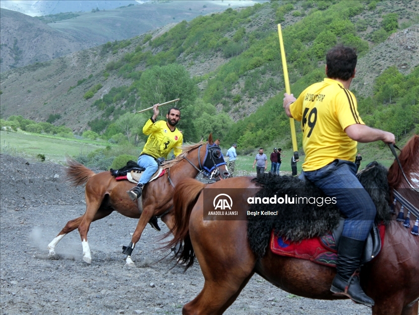 Bayburtlu ciritçiler, safari ve dostluk müsabakalarıyla atlarını formda tutuyor