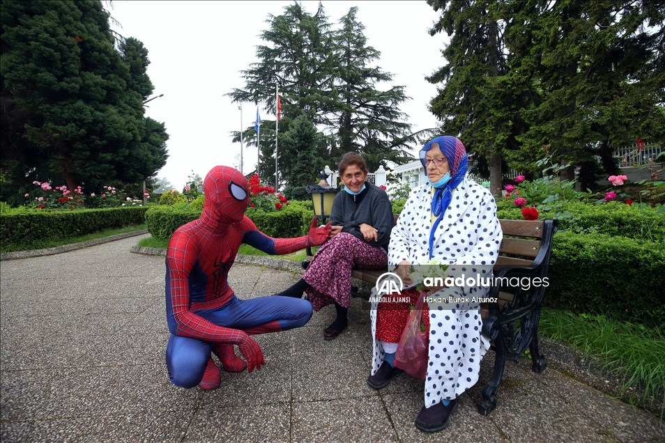 "Örümcek Adam" tatilini memleketinde geçiriyor