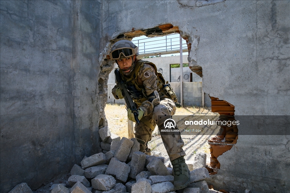 Yerleşim birimlerindeki terör operasyonları için eğitim alan ilk kadın astsubay göreve hazır