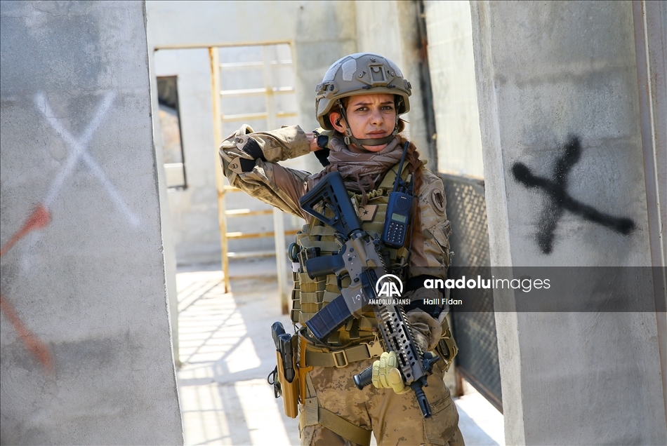 Yerleşim birimlerindeki terör operasyonları için eğitim alan ilk kadın astsubay göreve hazır