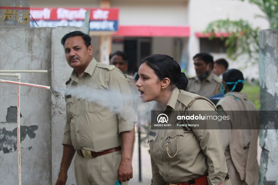 Terapia de vapor a base de hierbas para combatir el COVID-19 en India