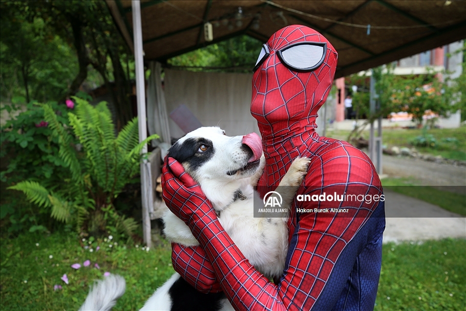 "Örümcek Adam" tatilini memleketinde geçiriyor