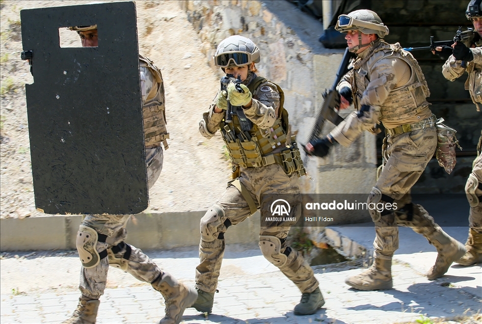 Yerleşim birimlerindeki terör operasyonları için eğitim alan ilk kadın astsubay göreve hazır