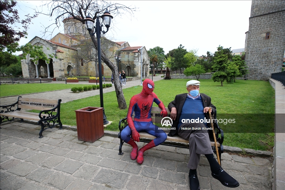 "Örümcek Adam" tatilini memleketinde geçiriyor