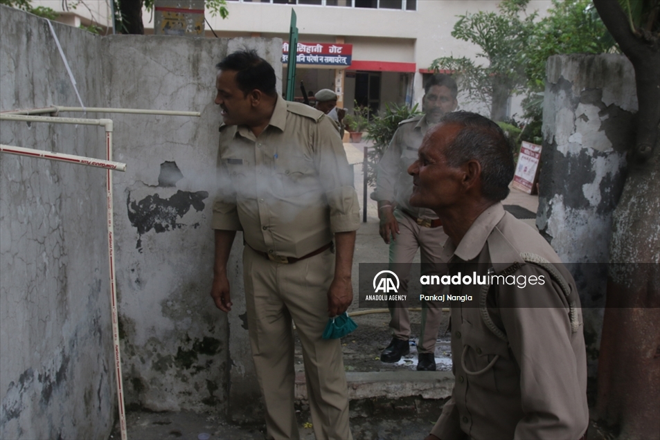Terapia de vapor a base de hierbas para combatir el COVID-19 en India
