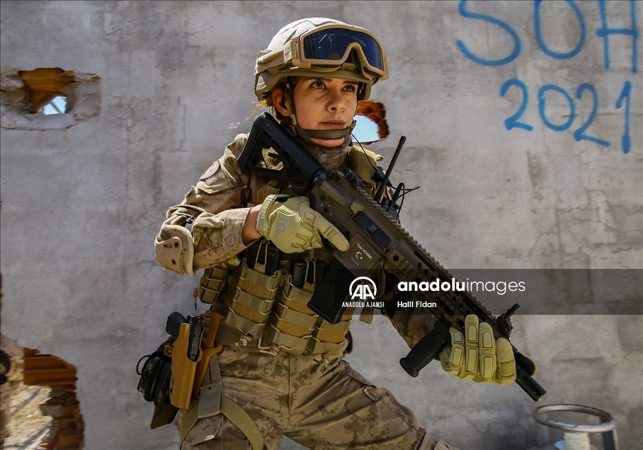 Yerleşim birimlerindeki terör operasyonları için eğitim alan ilk kadın astsubay göreve hazır