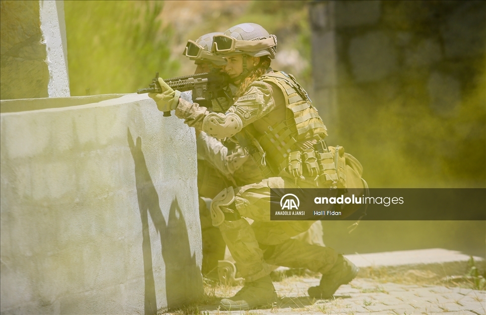 Yerleşim birimlerindeki terör operasyonları için eğitim alan ilk kadın astsubay göreve hazır