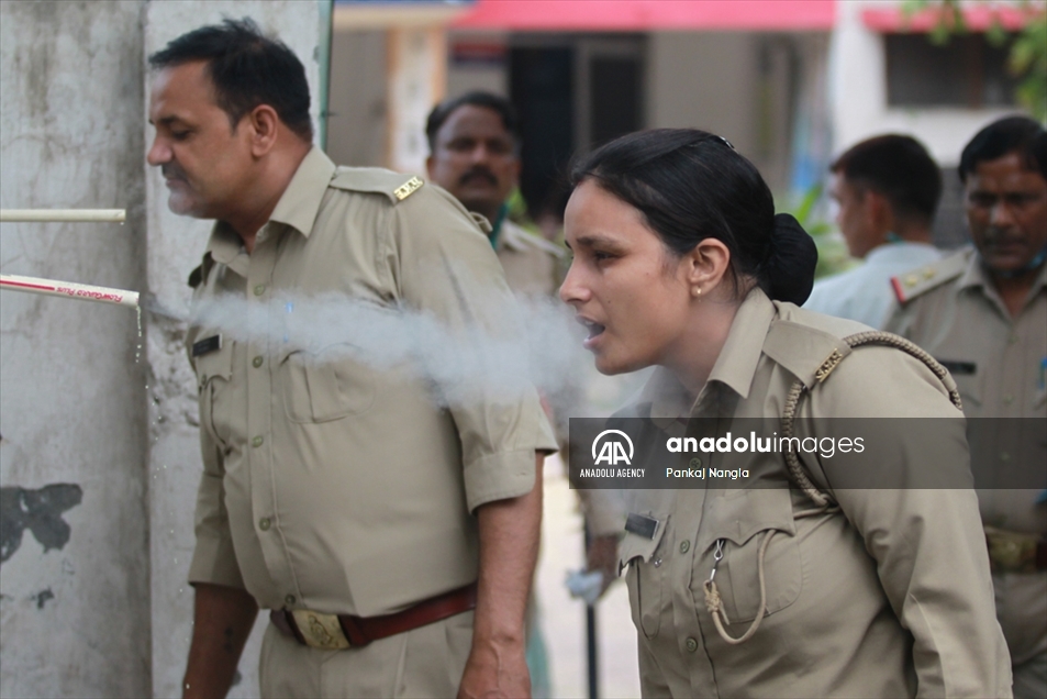 Terapia de vapor a base de hierbas para combatir el COVID-19 en India