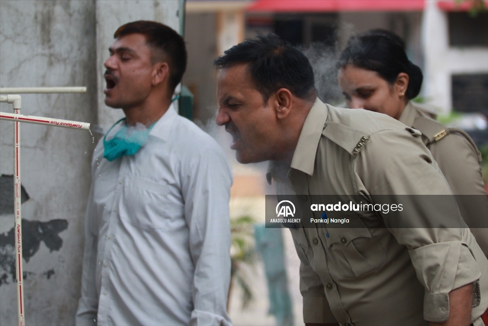 Terapia de vapor a base de hierbas para combatir el COVID-19 en India