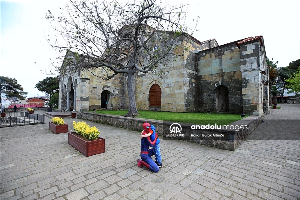 "Örümcek Adam" tatilini memleketinde geçiriyor