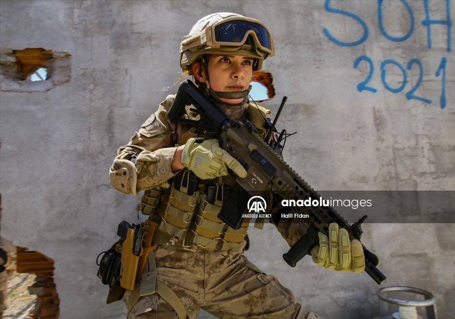 Primera suboficial del Ejército turco certificada en antiterrorismo