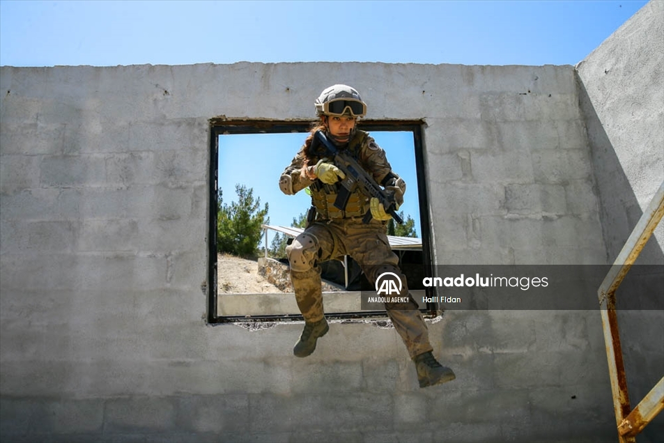 Primera suboficial del Ejército turco certificada en antiterrorismo