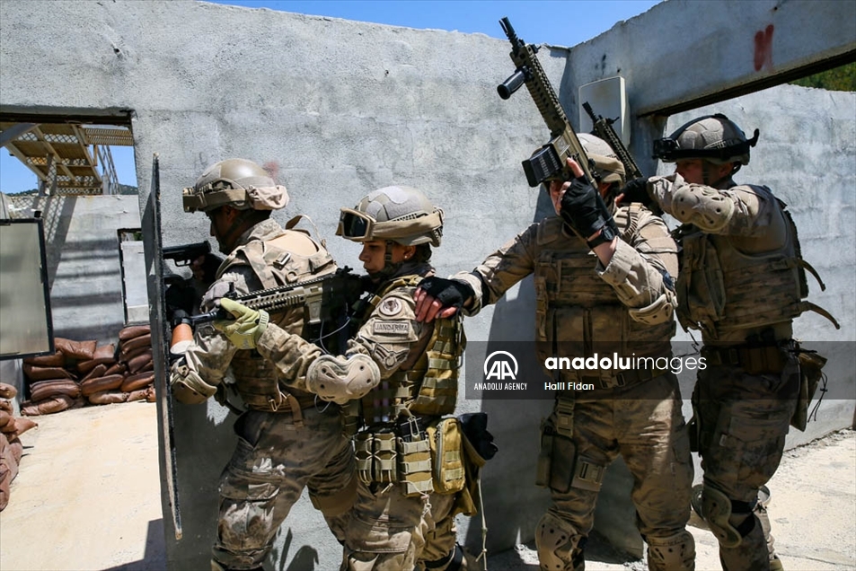 Primera suboficial del Ejército turco certificada en antiterrorismo