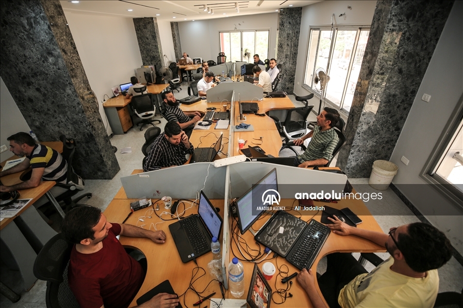 رغم تدمير مقرها.. صحيفة "فلسطين" تواصل نقل حقائق العدوان